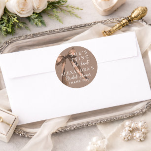 Sticker Rond Mocha Brown Elle Attache Le Nœud Papillon Réceptio