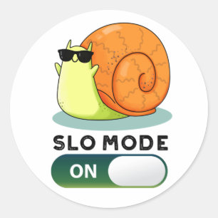 Sticker Rond Mode Slo Sur Un Fantaisie À Mouvement Lent Drôle