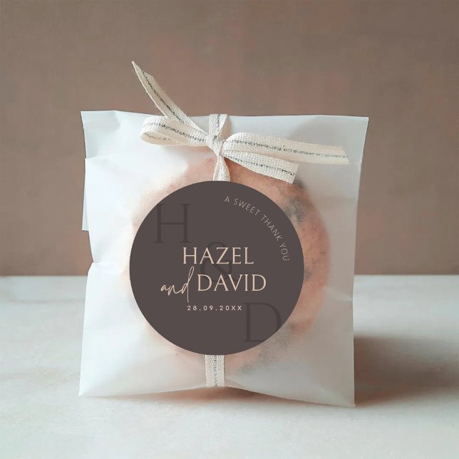 Sticker Rond Modern Brown Monogram Minimalist Wedding (Créateur téléchargé)