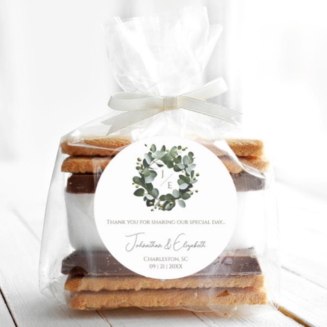 Sticker Rond Moderne Monogramme Eucalyptus Favoris de couronne  (White Modern Monogram Eucalyptus Wreath Wedding Favor Sticker)