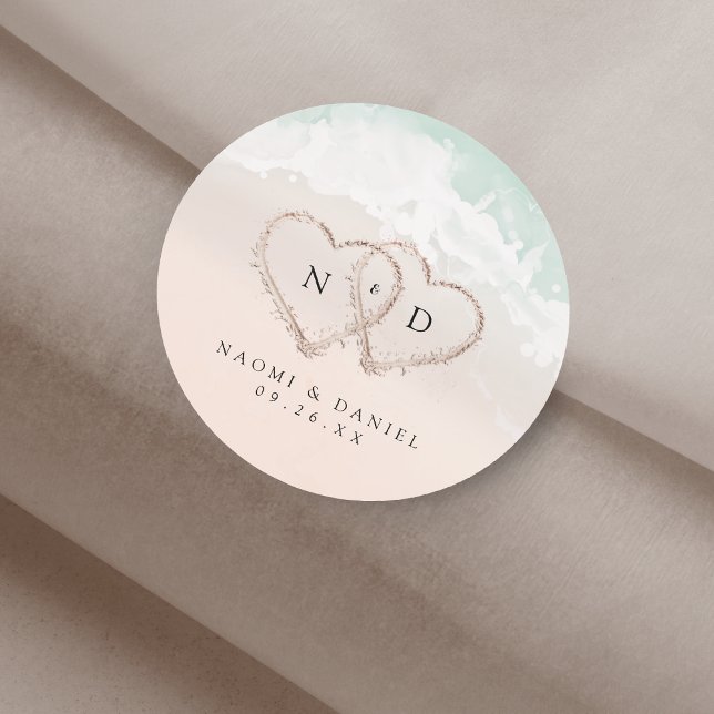 Sticker Rond Moderne Script Coeurs Monogram Beach Mariage Faveu (Modern Script Hearts Monogram Beach Wedding Favors Classic Round Sticker)