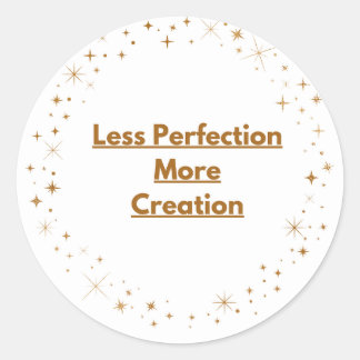 Sticker Rond Moins de perfection, plus de création – Badge créa