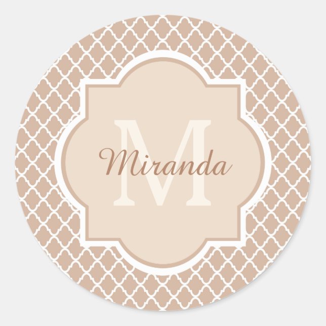 Sticker Rond Monoggramme de Quatrefoil Preppy Tan avec nom (Devant)