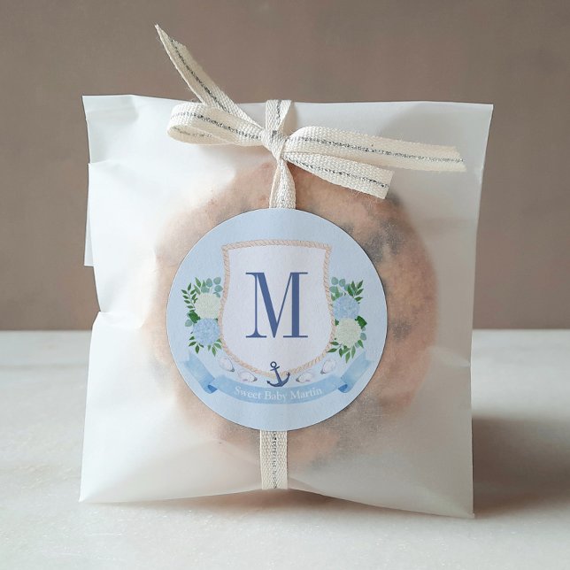 Sticker Rond Monogramme côtier intemporel Baby shower garçon Fa (Blue and white coastal monogram crest favor stickers for a stylish baby shower to welcome a baby boy)