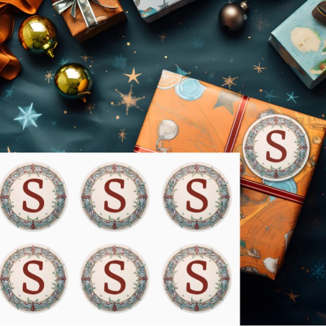 Sticker Rond Monogramme de couronne de Noël (A single initial is shown on a Christmas wreath monogram sticker label.)