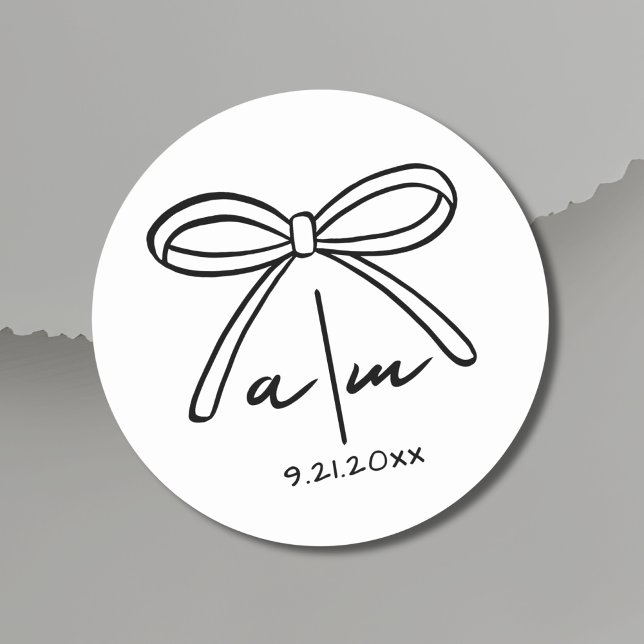 Sticker Rond Monogramme de Mariage Whimsical de Bow tiré à la m (Hand Drawn Bow Whimsical Wedding Monogram Classic Round Sticker )