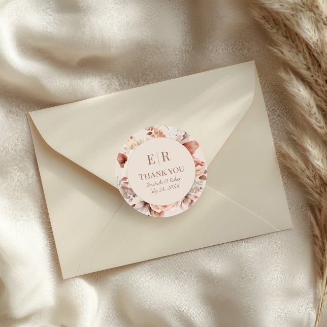 Sticker Rond Monogramme de Mousse moderne Merci Mariage Floral (Modern Mousse Monogram Floral Wedding Thank You Classic Round Sticker on a small envelope)