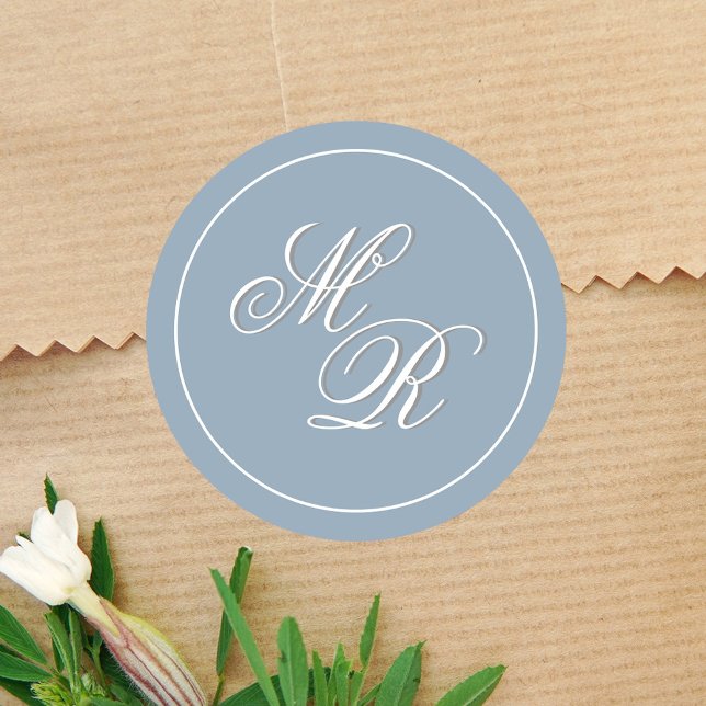 Sticker Rond Monogramme Mariage bleu Dusty personnalisé (Elegant dusty blue monogram sticker template.)