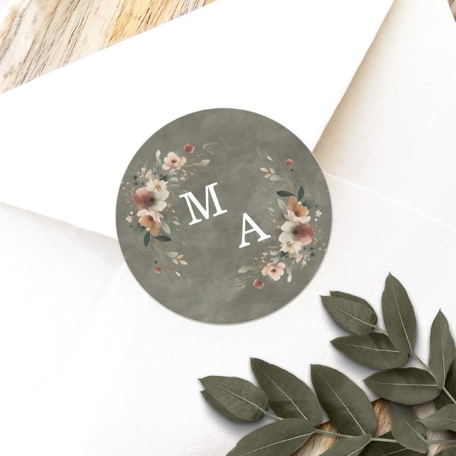 Sticker Rond Monogramme Mariage de fleurs de bois de Sage de Bo (Seal your wedding details with love using our custom monogram stickers, tailored for elegance.)