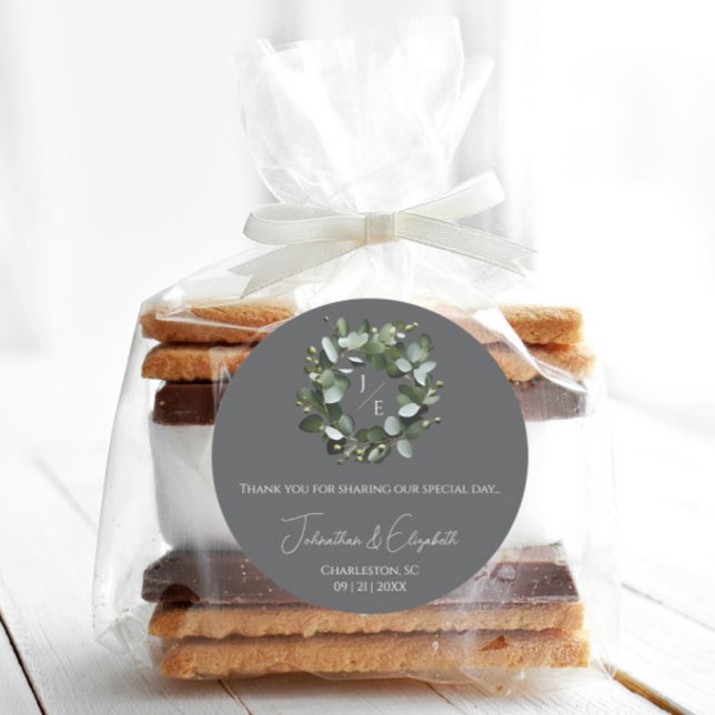 Sticker Rond Monogramme moderne Eucalyptus Gris de couronne (Gray Modern Monogram Eucalyptus Wreath Wedding Favor Sticker)