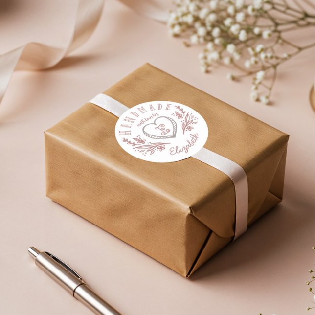 Sticker Rond Monogramme personnalisé de couronne et de couronne (Hand-drawn Heart & Floral Wreath Custom Monogram Classic Round Sticker)