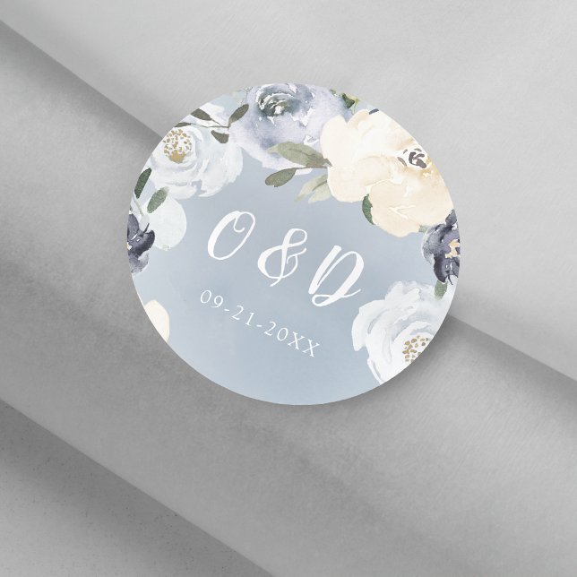 Sticker Rond Monographie de Mariage bleu poussiéreux en fleurs (Blooming botanical dusty blue Wedding monogram Classic Round Sticker)