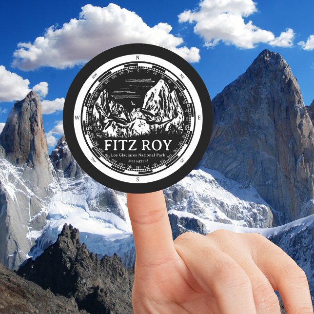 Sticker Rond Mont Fitz Roy - Cerro Chaltén Amérique du Sud (Mount Fitz Roy Round Sticker in Back with a white compass and mountain illustration)