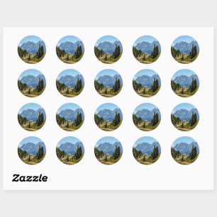 Sticker Rond Montagnes alpines, paysage pittoresque,