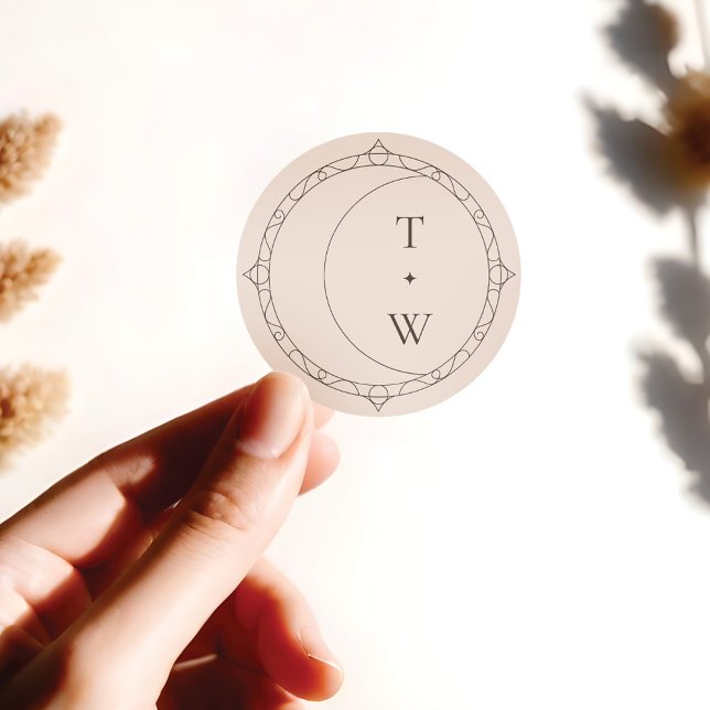Sticker Rond Moon céleste et étoiles minimaux Monogramme Mariag (Minimal Celestial Moon & Stars Wedding Monogram Classic Round Sticker)