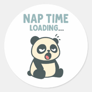 Sticker Rond Nap Time Loading: Adorable Sleepy Yawning Panda