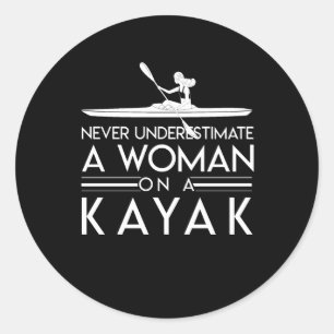 Sticker Rond Ne jamais sous-estimer Kayak Paddlers femme