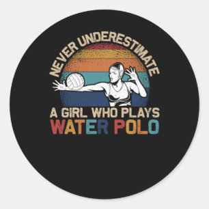 Sticker Rond Ne jamais sous-estimer la fille qui joue au water-