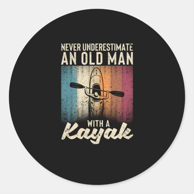 Sticker Rond Ne jamais sous-estimer un vieil homme kayak (Devant)