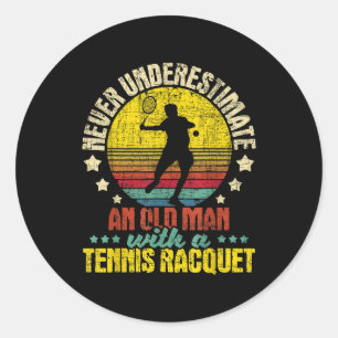 Sticker Rond Ne jamais sous-estimer un vieil homme - Tennis Rac