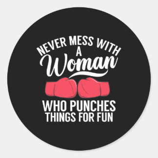 Sticker Rond Ne Manquez Jamais Avec Une Femme Qui Punit Les Cho
