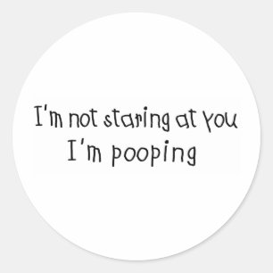 Sticker Rond Ne regardant pas fixement je suis Pooping