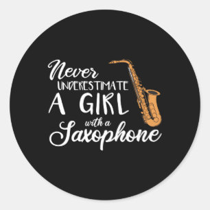 Sticker Rond Ne Sous-Estimez Jamais Un Avec Saxophone