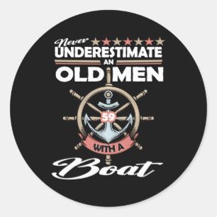 Sticker Rond Ne Sous-Estimez Jamais Un Vieux Avec Un Bateau 59