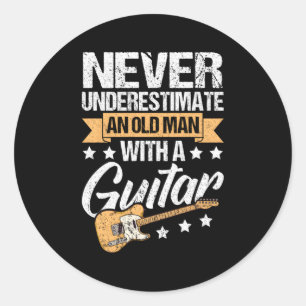 Sticker Rond Ne Sous-Estimez Jamais Un Vieux Avec Une Guitare G