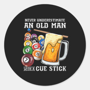 Sticker Rond Ne Sous-Estimez Jamais Un Vieux Homme Avec Un Bâto