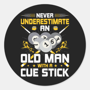 Sticker Rond Ne Sous-Estimez Jamais Un Vieux Homme Avec Un Cue