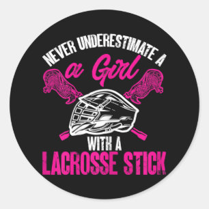 Sticker Rond Ne Sous-Estimez Jamais Une Fille Avec Stick Pla De