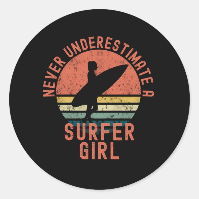 Sticker Rond Ne Sous-Estimez Jamais Une Fille Surfeuse (Devant)