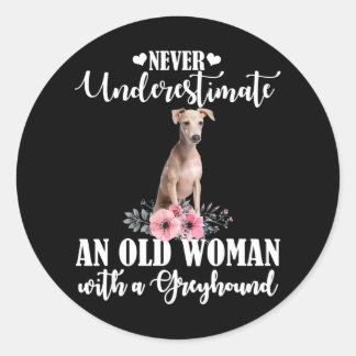 Sticker Rond Ne Sous-Estimez Jamais Une Vieille Femme Avec Grey