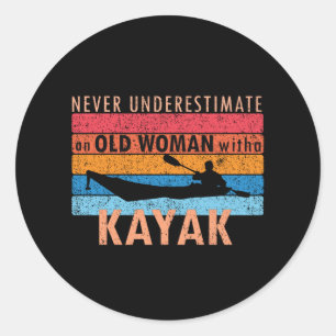 Sticker Rond Ne sous-estimez jamais une vieille femme avec un K