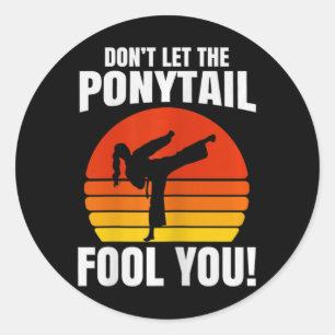 Sticker Rond Ne vous laissez pas tromper par la queue de cheval