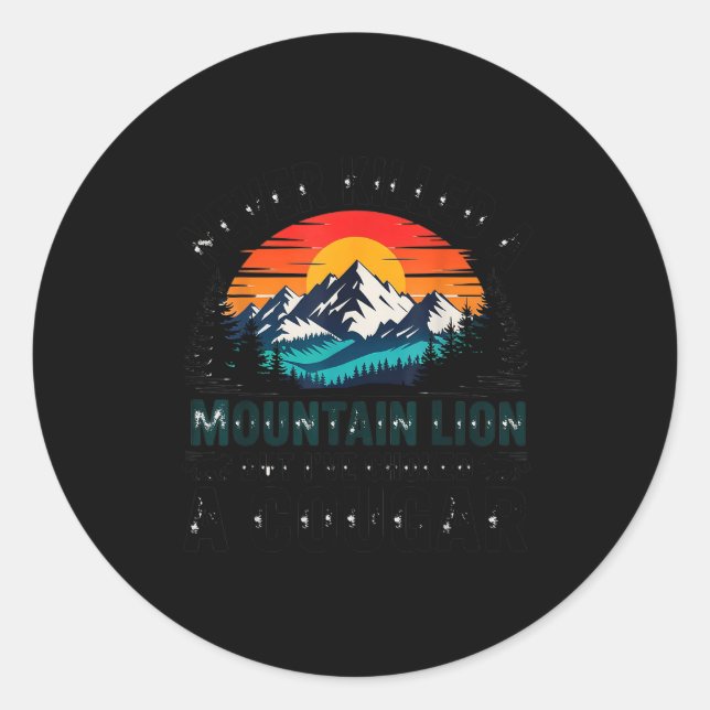 Sticker Rond Never Killed A Mountain Lion But Choked A Cougar P (Devant)