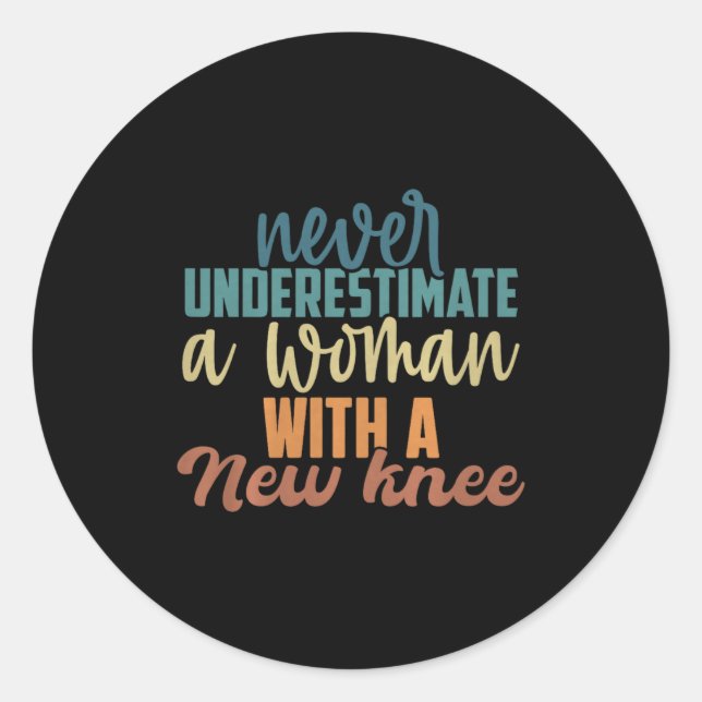 Sticker Rond Never Underestimate A Woman With A New Knee Replac (Devant)