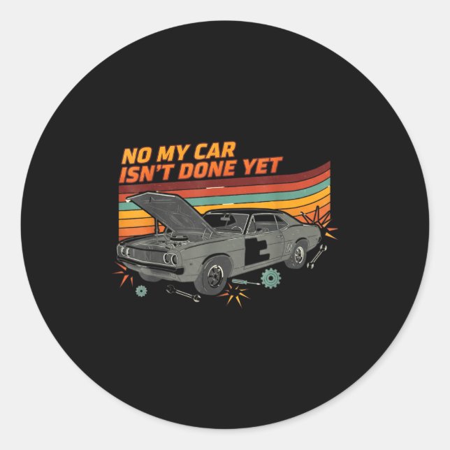 Sticker Rond No My Car Isn't Done Yet Funny Car Lover  (Devant)