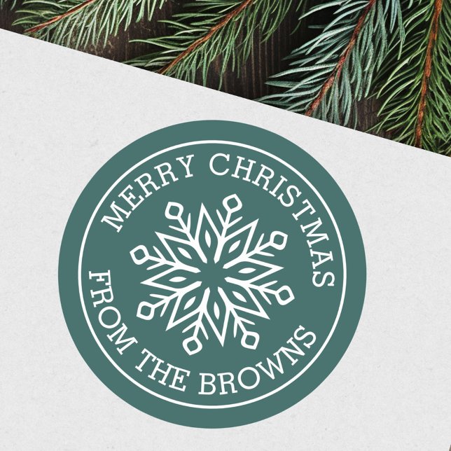 Sticker Rond Nom du flocon de neige moderne pin vert Joyeux Noë (Modern snowflake name pine green Merry Christmas Classic Round Sticker)