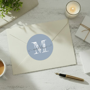 Sticker Rond Nom du script moderne Monogramme initial Dusty Blu