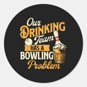 Sticker Rond Notre Équipe De Boissons A Un Problème De Bowling