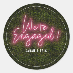 Sticker Rond Nous sommes engagés Pink Neon Engagement Party