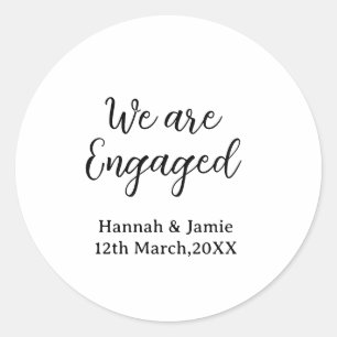 Sticker Rond Nous sommes fiancés nom date calligraphiestylé