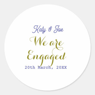 Sticker Rond Nous sommes fiancés violet or nom date élégant sim