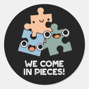Sticker Rond Nous Venons En Pièces Drôle Jigsaw Pun Dark BG