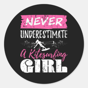 Sticker Rond N'underestimez Jamais Un Cadeau De Fille Kitesurfi