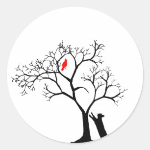 Sticker Rond Oiseau rouge cardinal dans l'arbre d'hiver neigeux