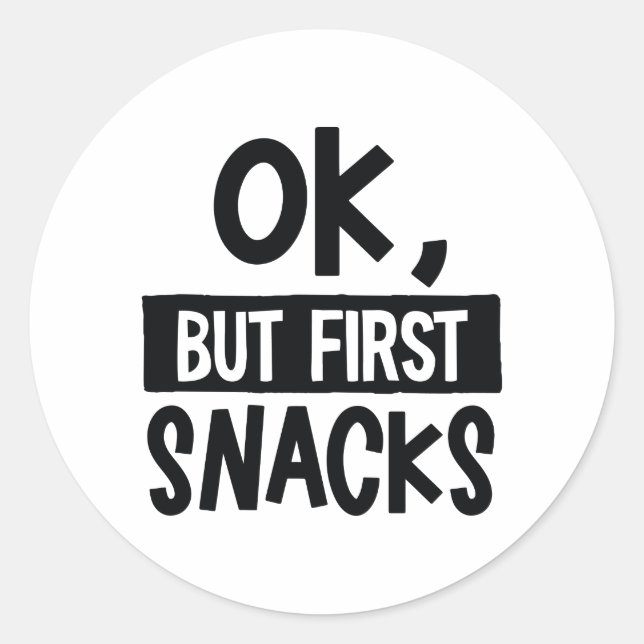 Sticker Rond OK, Mais Les Premiers Snacks Drôle Citation Alimen (Devant)