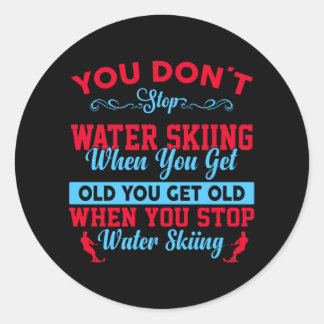 Sticker Rond On N'Arrête Pas Le Ski Nautique Quand On Vieille